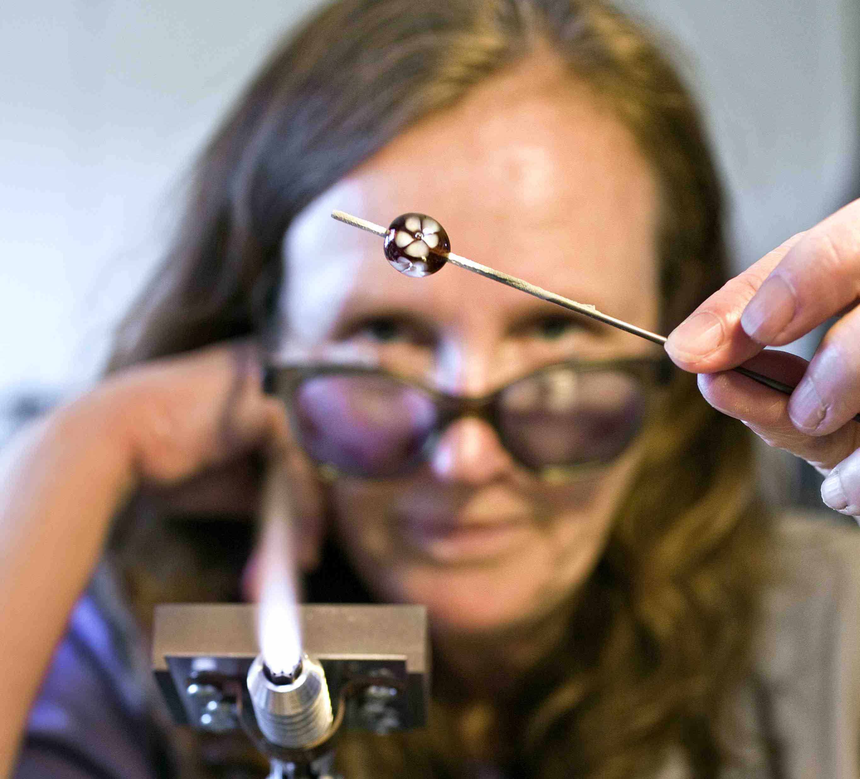 tillverkar-glaspärlor-i-lampworkteknik-4